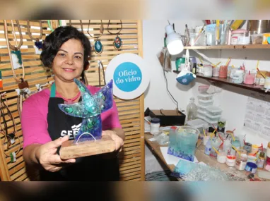 Maria das Graças Sabadini mostra o troféu criado por ela para o Prêmio Artesanato Capixaba 2023