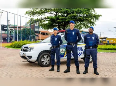 A barra de ferro foi arremessada e parou no painel do veículo