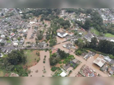 Casas ficaram ilhadas após passagem de um ciclone extratropical