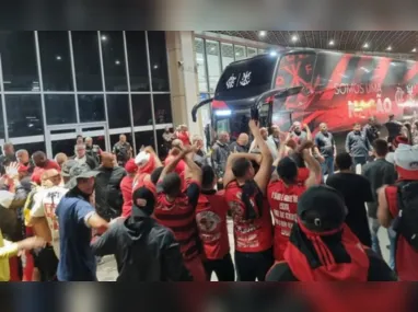 Os muros do CT do Flamengo foram pichados na madrugada deste sábado (12)