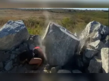 Imagem ilustrativa da imagem VÍDEO | Homem fica prensado por pedra de três toneladas ao tirar foto no Ceará