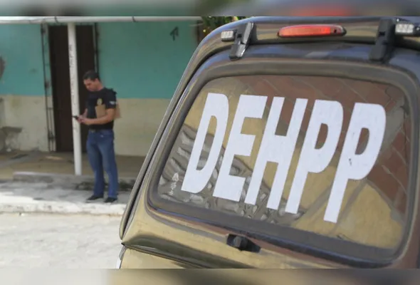 Policiais estiveram no imóvel onde a mulher foi encontrada  sem vida, no bairro Bela Aurora, em Cariacica