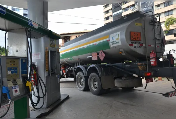 Caminhão em posto de abastecimento