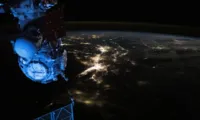 Imagem ilustrativa da imagem Astronautas deixam "cair" maleta com ferramentas durante caminhada no espaço