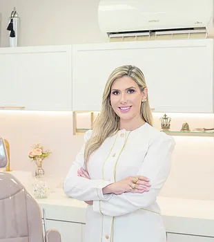 afirma que no verão há procura por tratamentos estéticos. “Muitos também querem prevenir o surgimento de manchas, ou ainda, que as manchas não se aprofundem na pele tornando-se ainda mais resistentes”