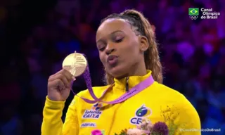 Imagem ilustrativa da imagem Rebeca Andrade conquista medalha de ouro e é bicampeã mundial do salto