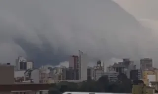 Imagem ilustrativa da imagem VÍDEO | Chuva no Rio Grande do Sul: nuvem "engole" cidade gaúcha e dia vira noite