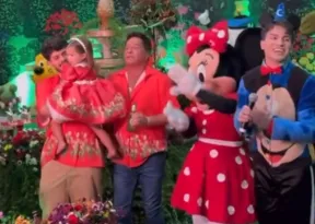 Imagem ilustrativa da imagem VÍDEO | Leonardo viraliza após oferecer bebida para Minnie na festa da neta