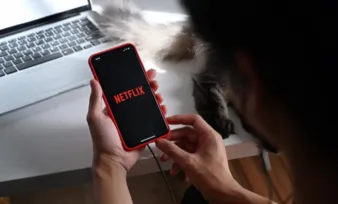 Imagem ilustrativa da imagem Buscas por cancelamento da Netflix sobem 78% após fim de compartilhamento de senha