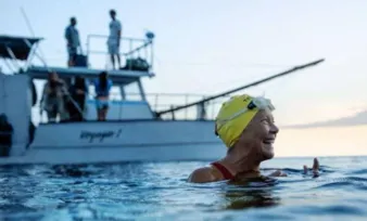 Imagem ilustrativa da imagem História real de superação de nadadora de 64 anos