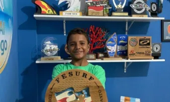 Imagem ilustrativa da imagem Promessa do surfe capixaba realiza sonho em Portugal