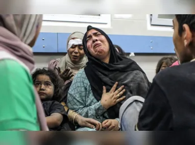 Civis em tanque de guerra na Faixa de Gaza