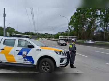 Carro invadiu estabelecimento comercial