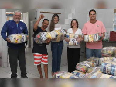 Ana Paula Andrade e Simone Nunes, passistas da Novo Império, escola que abre os desfiles: animação