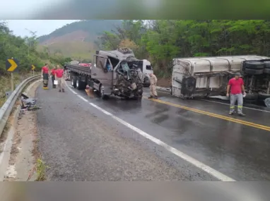 Carreta ficou atravessada na pista após tombar