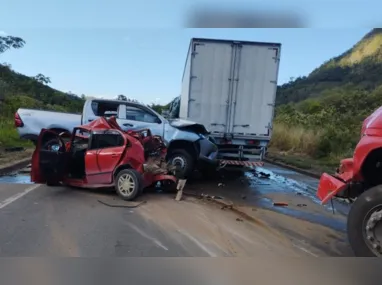 Contêiner ficou caído na rodovia