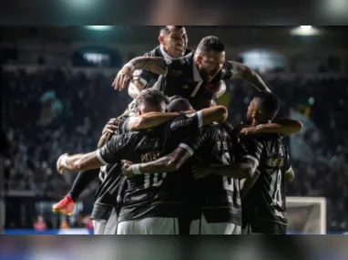 Jogadores do Vasco comemoram gol de Jair (número 8), que tirou o time da zona de rebaixamento