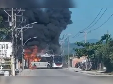 Imagem ilustrativa da imagem Ao menos 35 ônibus são incendiados após morte de líder da maior milícia do RJ