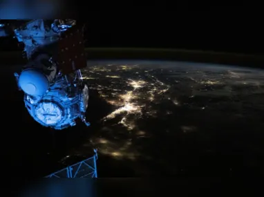 Imagem ilustrativa da imagem Astronautas deixam "cair" maleta com ferramentas durante caminhada no espaço