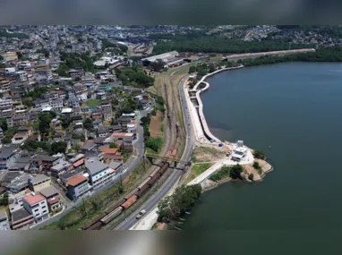 Caminhão ficou pendurado em mureta