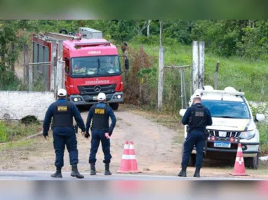 Bombeiros perto de área onde o avião caiu