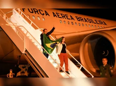 Tutora com cachorro em avião da FAB em voo com brasileiros que estavam em Israel