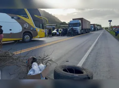 Imagem ilustrativa da imagem BR-101 na Serra é totalmente fechada por moradores em protesto por ônibus