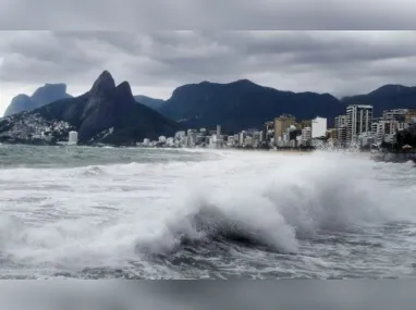 Câmeras registraram a mulher entrando e saindo da maternidade