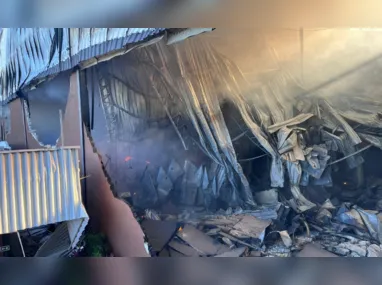 Imagem ilustrativa da imagem Bombeiros continuam combate às chamas na fábrica da Cacau Show em Linhares