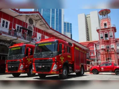 À esquerda, a imagem mostra o equipamento tombando em cima do homem; à direita, o aparelho caído em cima do aluno