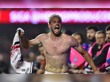 Imagem ilustrativa da imagem Calleri marca duas vezes e São Paulo bate o Corinthians de virada no Morumbi