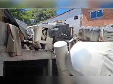 Imagem ilustrativa da imagem Caminhão tomba e atinge casas em Cariacica; imóveis estão interditados