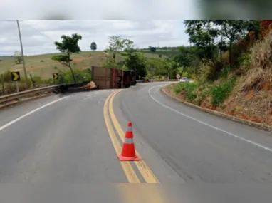 Imagem ilustrativa da imagem Carreta tomba e fecha rodovia no ES; carga fica espalhada na pista