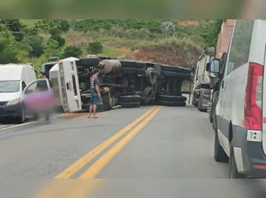 Carreta ficou atravessada na pista após tombar