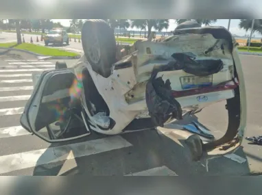 Imagem ilustrativa da imagem Carro capota após acidente na orla de Camburi
