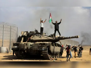 Civis em tanque de guerra na Faixa de Gaza