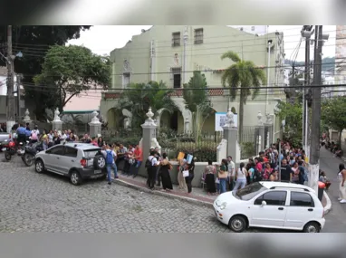 Veículo ficou danificado após a confusão