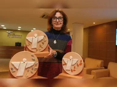 A artista Maria das Graças Sabadini criou os troféus que serão entregues aos vencedores de prêmio