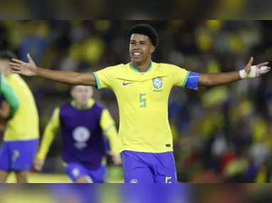 Jogadores de Botafogo e Athletico aguardam reinício da partida após apagão em estádio