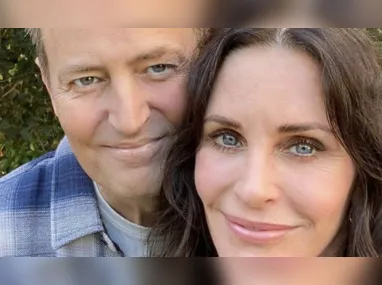 Imagem ilustrativa da imagem Courteney Cox, a Monica de 'Friends', presta homenagem a Matthew Perry