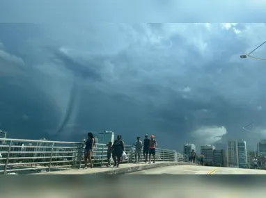 Tempo nublado em Vitória: alerta de chuva