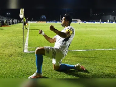 Imagem ilustrativa da imagem Em despedida de Suárez, Grêmio busca G-4 do Brasileirão contra o desesperado Vasco