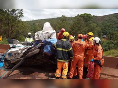 Imagem ilustrativa da imagem Engavetamento de 12 veículos mata pelo menos 6 na BR-381 em MG