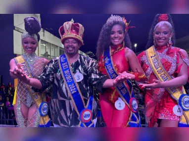 A rainha do Carnaval 2024, Lohana Caitano, com o Rei Momo Luiz Guilherme Monteiro e as princesas Enaile Carla Oliveira e Bruna Silva