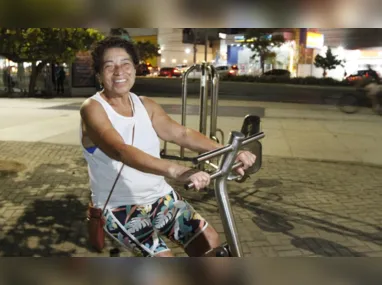 Alunos da Escola Maria de Lourdes Poyares Labuto colocaram rosas em torno e aos pés da estátua