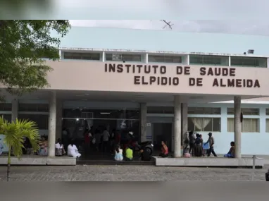 Os irmãos estão unidos pelo sacro, um osso em formato de triângulo que fica na base da coluna vertebral