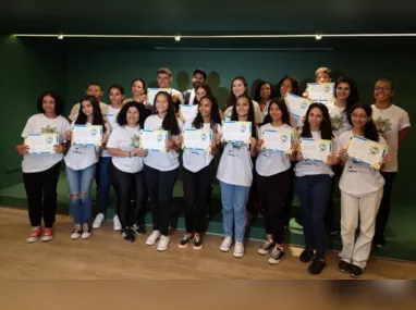 Os professores Ricardo Scopel e Diana Storch com os alunos Paulo Sergio Deutz e Breno Menezes na horta