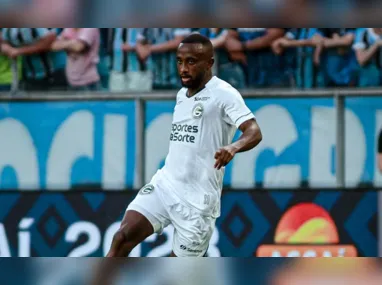 Vantagem brasileira foi ampliada aos 39 minutos, com Marta, que aproveitou sobra de bola para finalizar