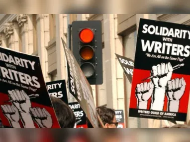 Protestantes durante a greve de roteiristas de Hollywood