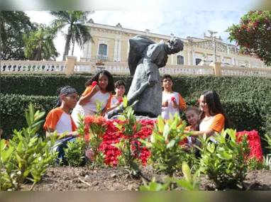 Imagem ilustrativa da imagem Homenagem a Dona Domingas: alunos enfeitam estátua com 4 mil rosas vermelhas